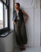 Load image into Gallery viewer, Sheepskin Waistcoat Scallop