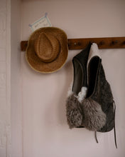 Load image into Gallery viewer, Sheepskin Waistcoat Scallop
